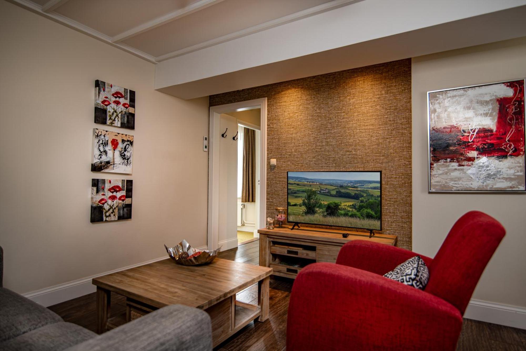 Deluxe One-Bedroom Apartment